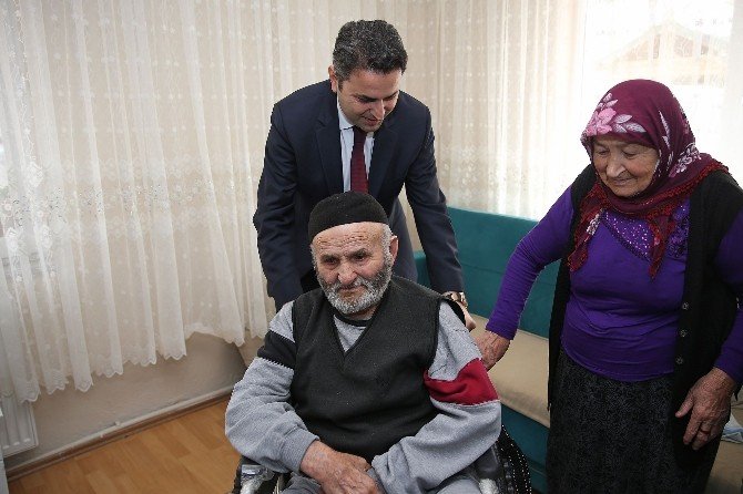 Yaşlı adama tekerlekli sandalye desteği