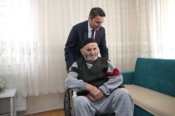 Yaşlı adama tekerlekli sandalye desteği