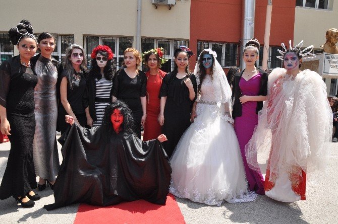 Öğrenciler Makyaj Ve Kostümleriyle Dikkat Çekti
