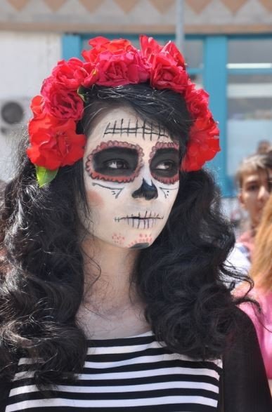 Öğrenciler Makyaj Ve Kostümleriyle Dikkat Çekti