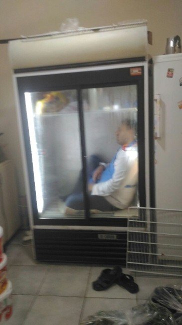 Tokatlı Aşçı Buzdolabına Girerek Serinledi