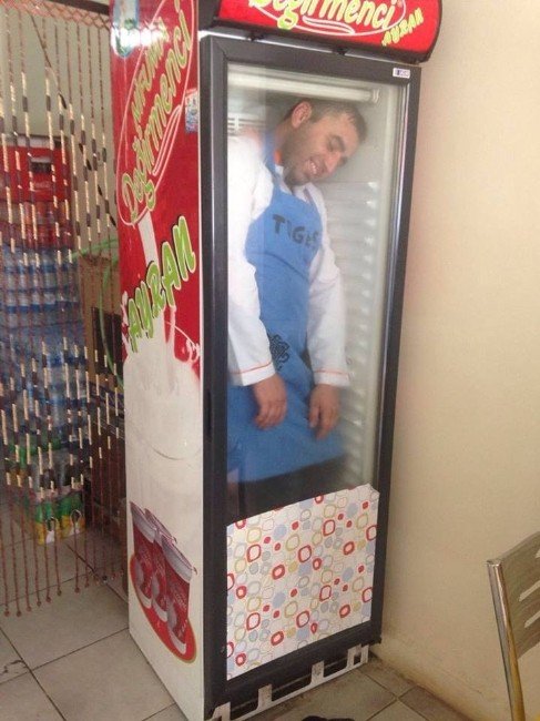 Tokatlı Aşçı Buzdolabına Girerek Serinledi