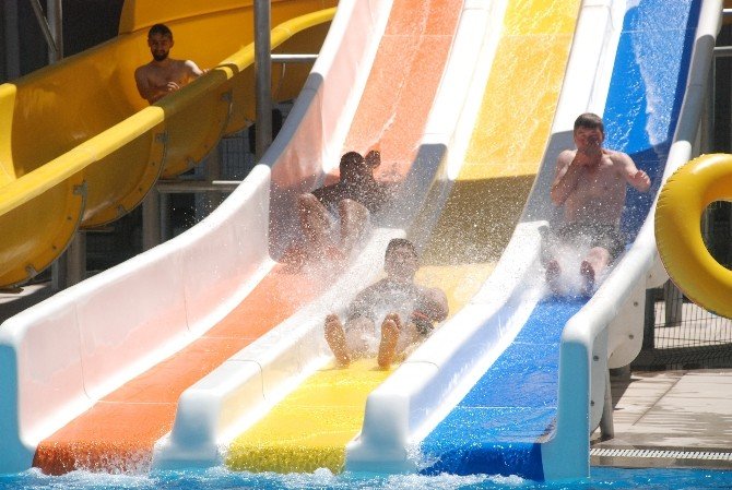Tokat’ta sıcaktan bunalanlar aquaparkta serinledi
