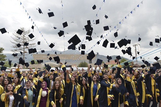 Kazım Karabekir Meslek Yüksekokulu’nda Mezuniyet Sevinci