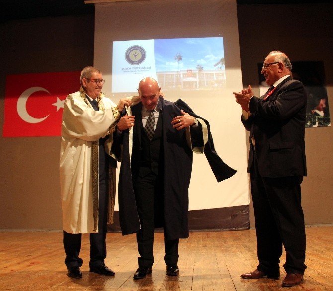 Toros Üniversitesi’nden, ’sakin şehrin’ belediye başkanına fahri doktora unvanı