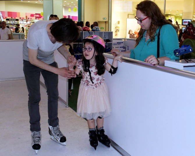 Alışveriş Yapana Buz Pisti Keyfi