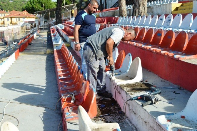 Ayvalık Hüsnü Uğural Stadyumunda tribünler yenileniyor