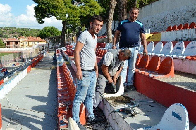 Ayvalık Hüsnü Uğural Stadyumunda tribünler yenileniyor