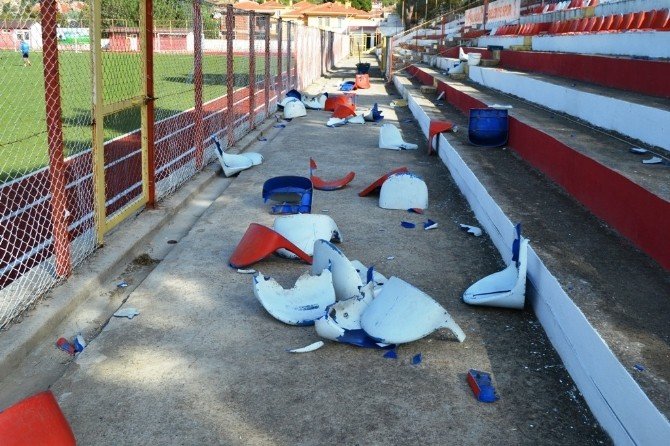 Ayvalık Hüsnü Uğural Stadyumunda tribünler yenileniyor