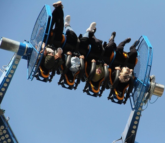 Çocuklar kurban bayramında topladıkları harçlıkları lunaparkta harcadı