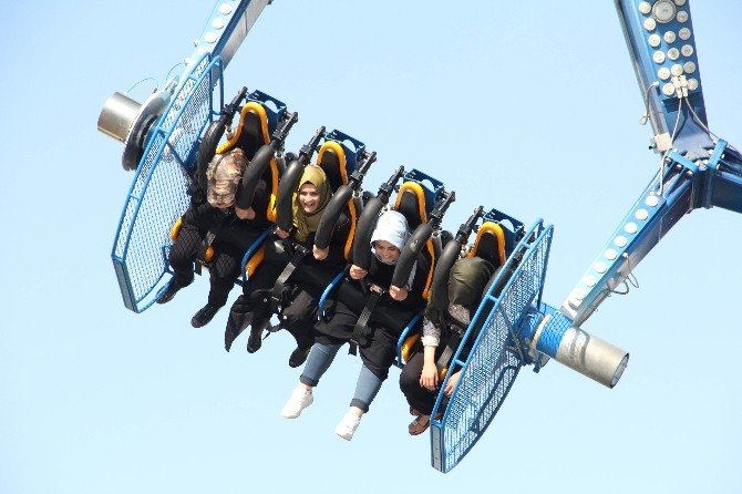 Çocuklar kurban bayramında topladıkları harçlıkları lunaparkta harcadı