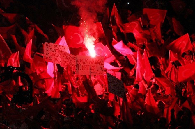 İzmirliler dokuz gündür demokrasi nöbetinde