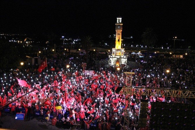 İzmirliler 12 gündür demokrasi nöbetinde
