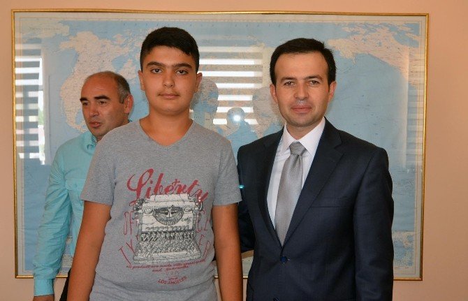 Kaymakam Karaca’dan TEOG’da ilk beşe girenlere ödül