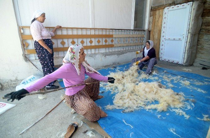 Kadınların yün çırpma mesaisi