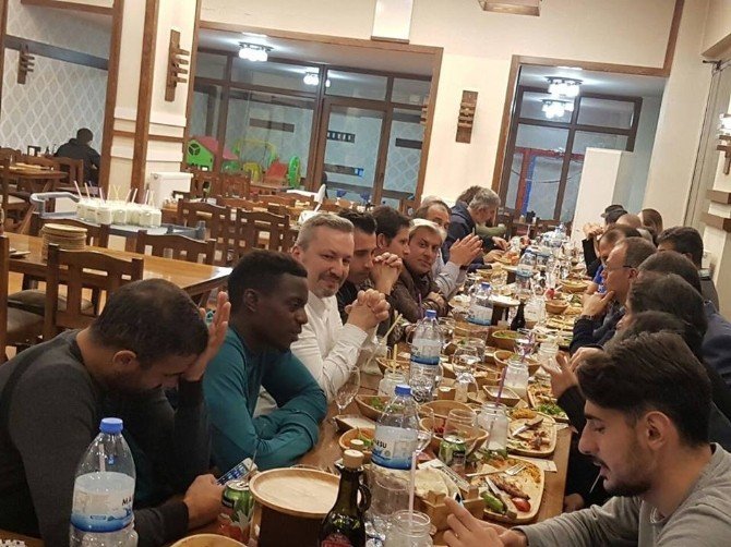 Turan Emeksiz Lisesi mezunlarından Yeni Malatyaspor onuruna yemek