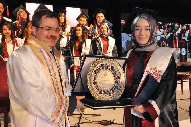 Turgut Özal Üniversitesi 18’inci Dönem Sağlık Mezunlarını Verdi