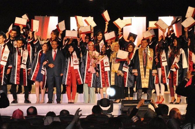 Turgut Özal Üniversitesi 18’inci Dönem Sağlık Mezunlarını Verdi