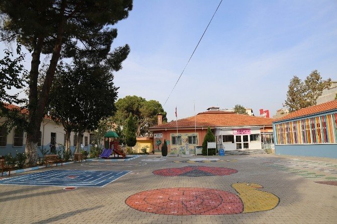 Turgutlu Belediyesi okul bahçelerini renklendirdi