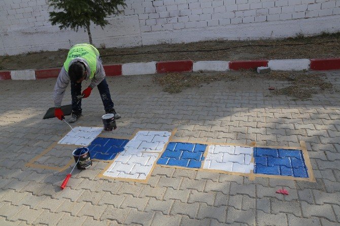 Turgutlu Belediyesi okul bahçelerini renklendirdi