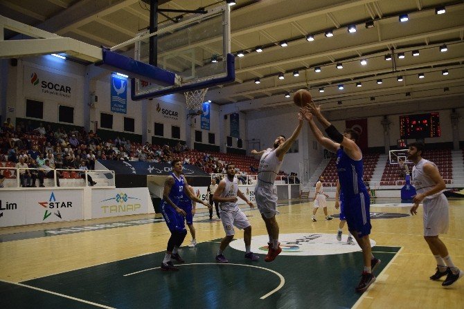 Acıbadem Üniversitesi Play-off’da Yarı Finalde