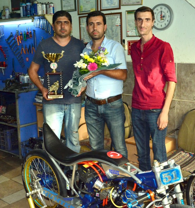 Akhisarlı motorcu Türkiye rekoru kırdı