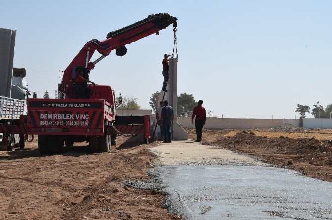 Suriye sınırında güvenlik duvarı çalışmaları hızlandı