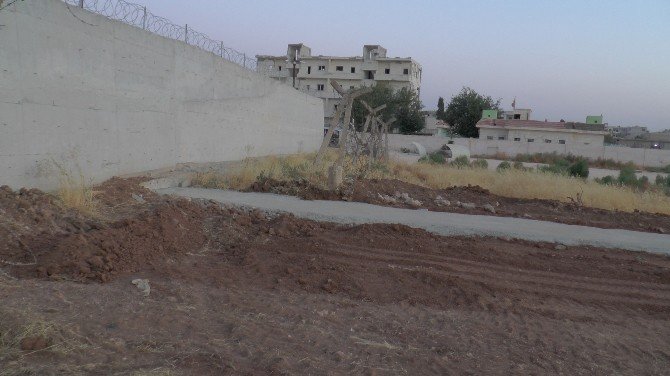 Suriye sınırında güvenlik duvarı çalışmaları hızlandı
