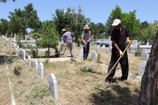 Yukarı Tekke Mezarlığı’nda Çalışmalar Sürüyor