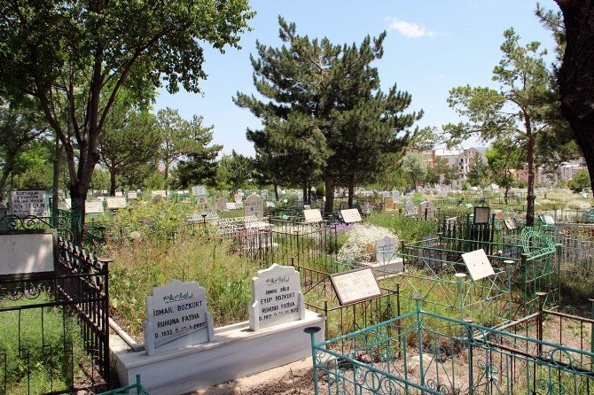 Yukarı Tekke Mezarlığı’nda Çalışmalar Sürüyor