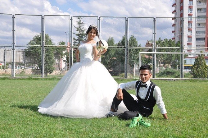 Gelin kalede, arkadaşlar barajda, damat frikik başında