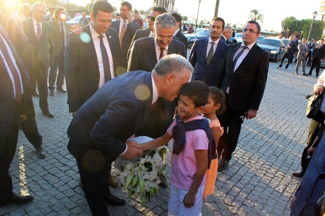 Ulaştırma Bakanı Arslan, İzmir Valiliğini ziyaret etti
