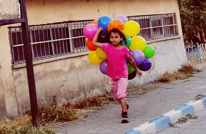 Suriyeli kızın balon sevinci