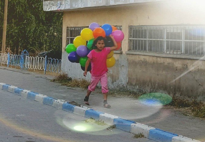 Suriyeli kızın balon sevinci