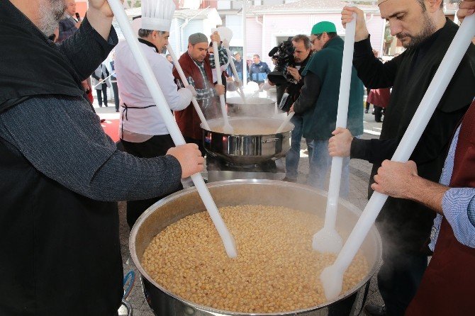 Dev kazanlarda pişirilen aşure 10 bin kişiye ikram edildi