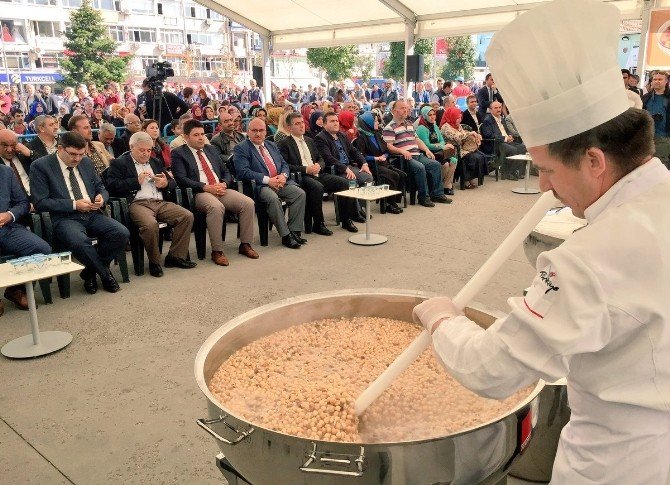 Dev kazanlarda pişirilen aşure 10 bin kişiye ikram edildi