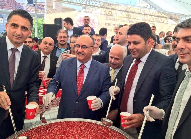 Dev kazanlarda pişirilen aşure 10 bin kişiye ikram edildi