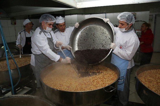 Dev kazanlarda pişirilen aşure 10 bin kişiye ikram edildi