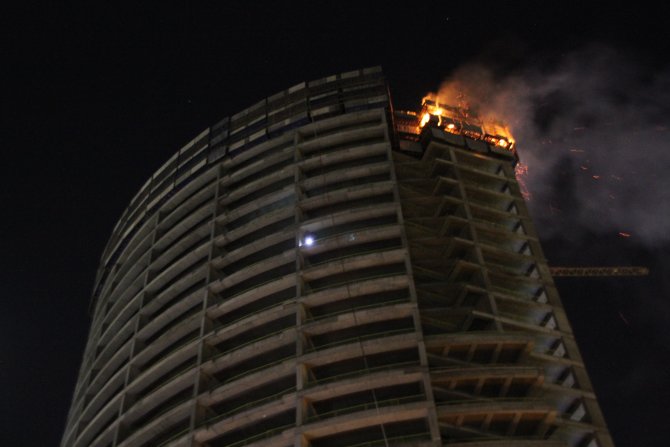 Başakşehir'de bir AVM'de korkutan yangın