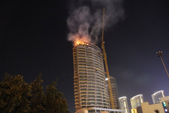 Başakşehir'de bir AVM'de korkutan yangın