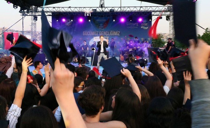 Ünlü Pop Sanatçısı Mustafa Ceceli Liseliler İçin Sahne Aldı