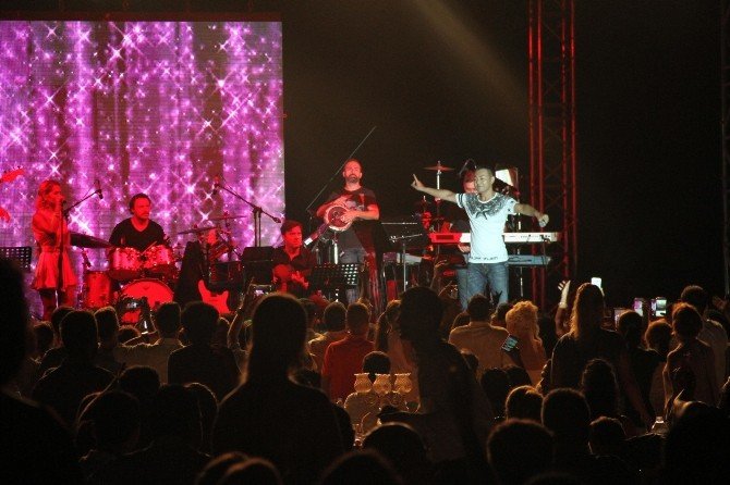 Serdar Ortaç, İskenderun’da açık hava konserinde sahne aldı