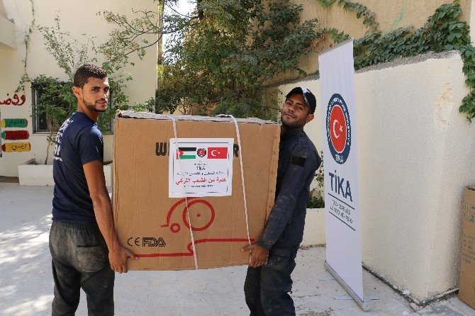 Ürdün’de Filistinli mültecilere tıbbi ekipman desteği