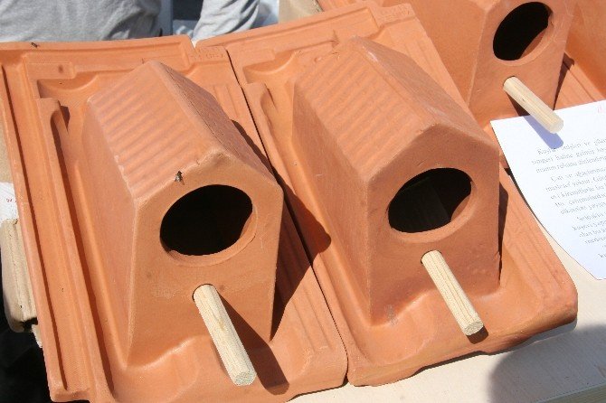 Kırılan kiremitlerin yerini “kuş evleri” alacak