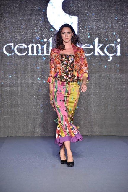 Cemil İpekçi’den İzmir’de muhteşem defile