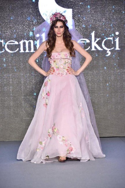 Cemil İpekçi’den İzmir’de muhteşem defile