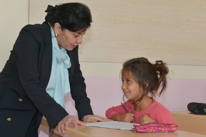 Vali Civelek, okullarda incelemelerde bulundu