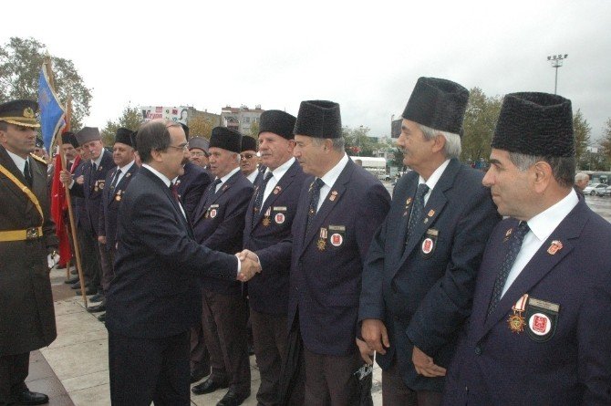 Cumhuriyetin 93. yıl dönümü etkinlikleri çelenk sunumuyla başladı