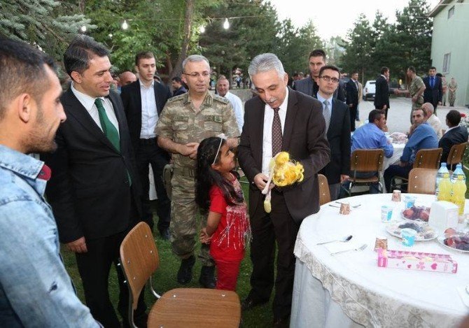 Asker, şehit yakınları ve gaziler onuruna iftar yemeği verildi