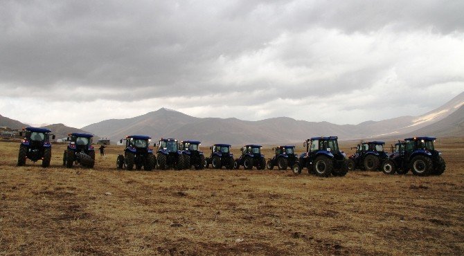 Artos Dağı eteğinde traktör tanıtımı